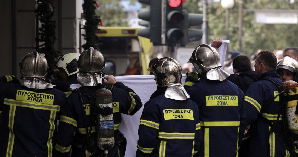 Συγκέντρωση συμβασιούχων πυροσβεστών στο Σύνταγμα
